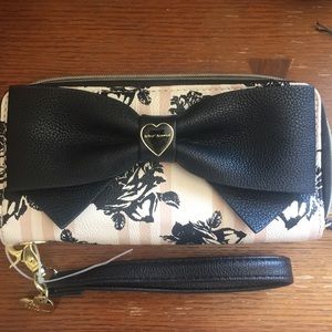 Betsey Johnson Bow wallet wristlet